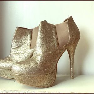 Gold Steve Madden ankle pumps